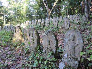 石造百体仏像の写真